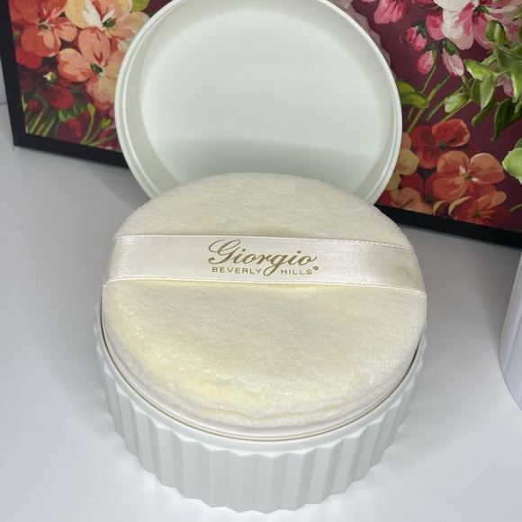 Giorgio Beverly Hills | Perfumed Dusting Powder - Picture 4 of 5